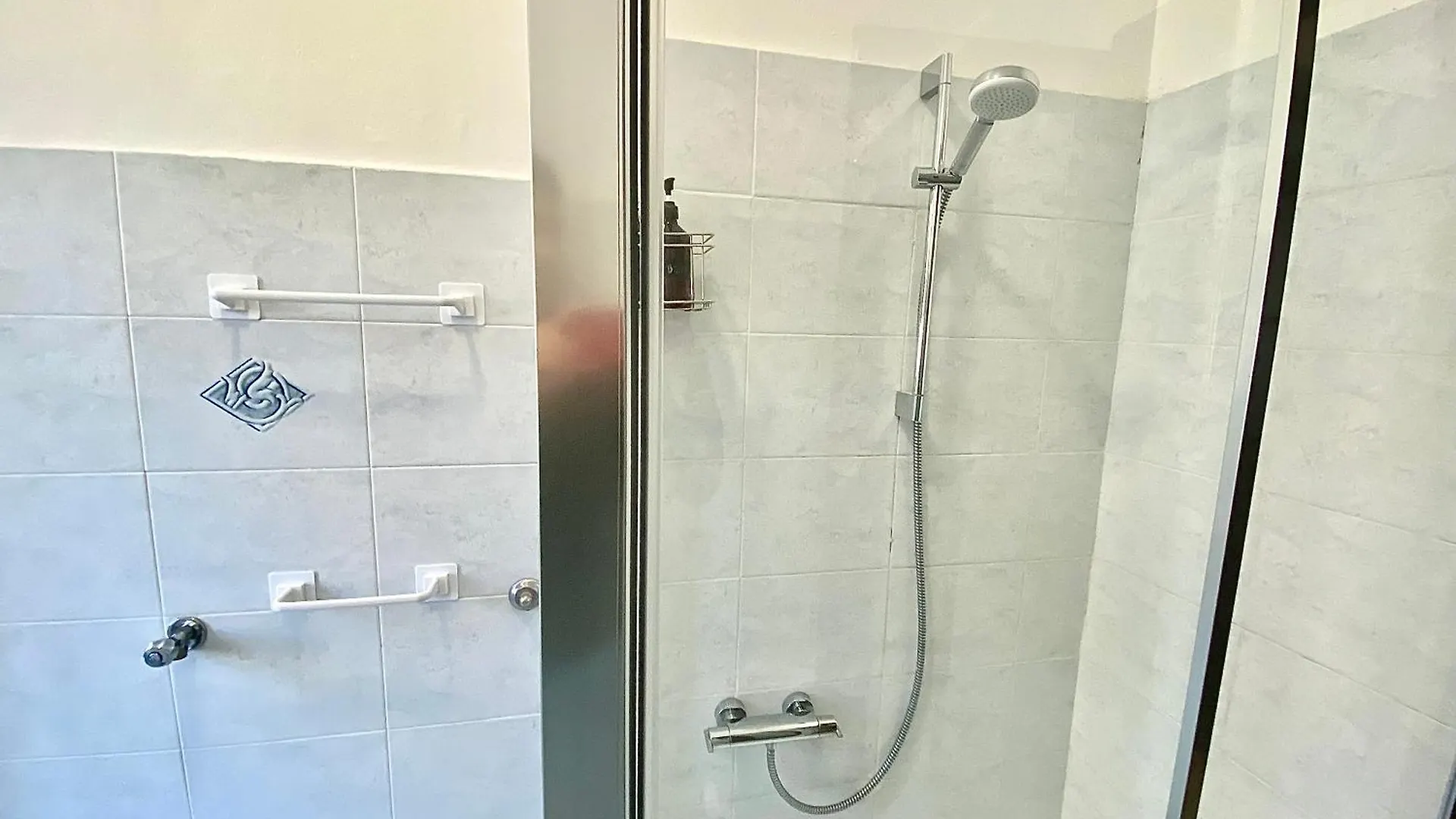 Famagosta Home, Navigli Style, Accanto A Metropolitana M2 Verde, Confortevole E Spazioso Per Gruppi O Famiglie Milan 0*,  Italy